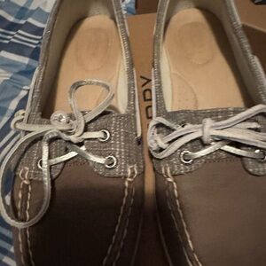 Sperry Gray Flats with Leather Upper and Metal Eyelets